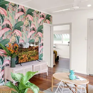 Tropicana - Retro Getaway Holiday home Cairns